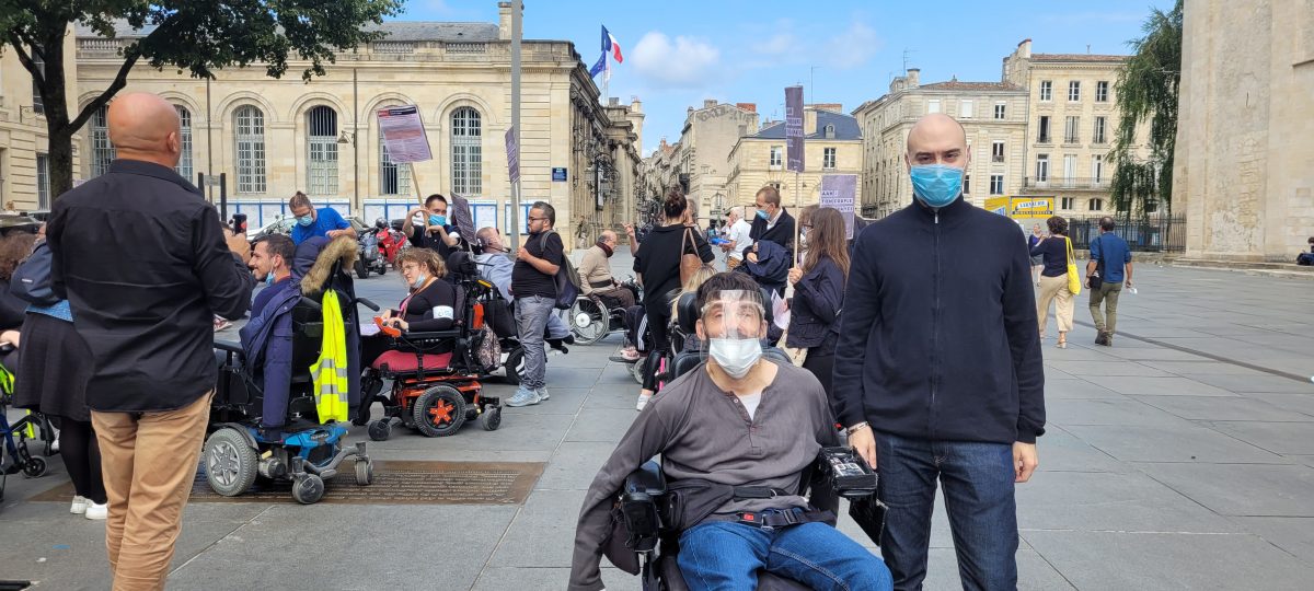 Mobilisation pour la déconjugalisation de l’AAH, place Pey-Berland à Bordeaux